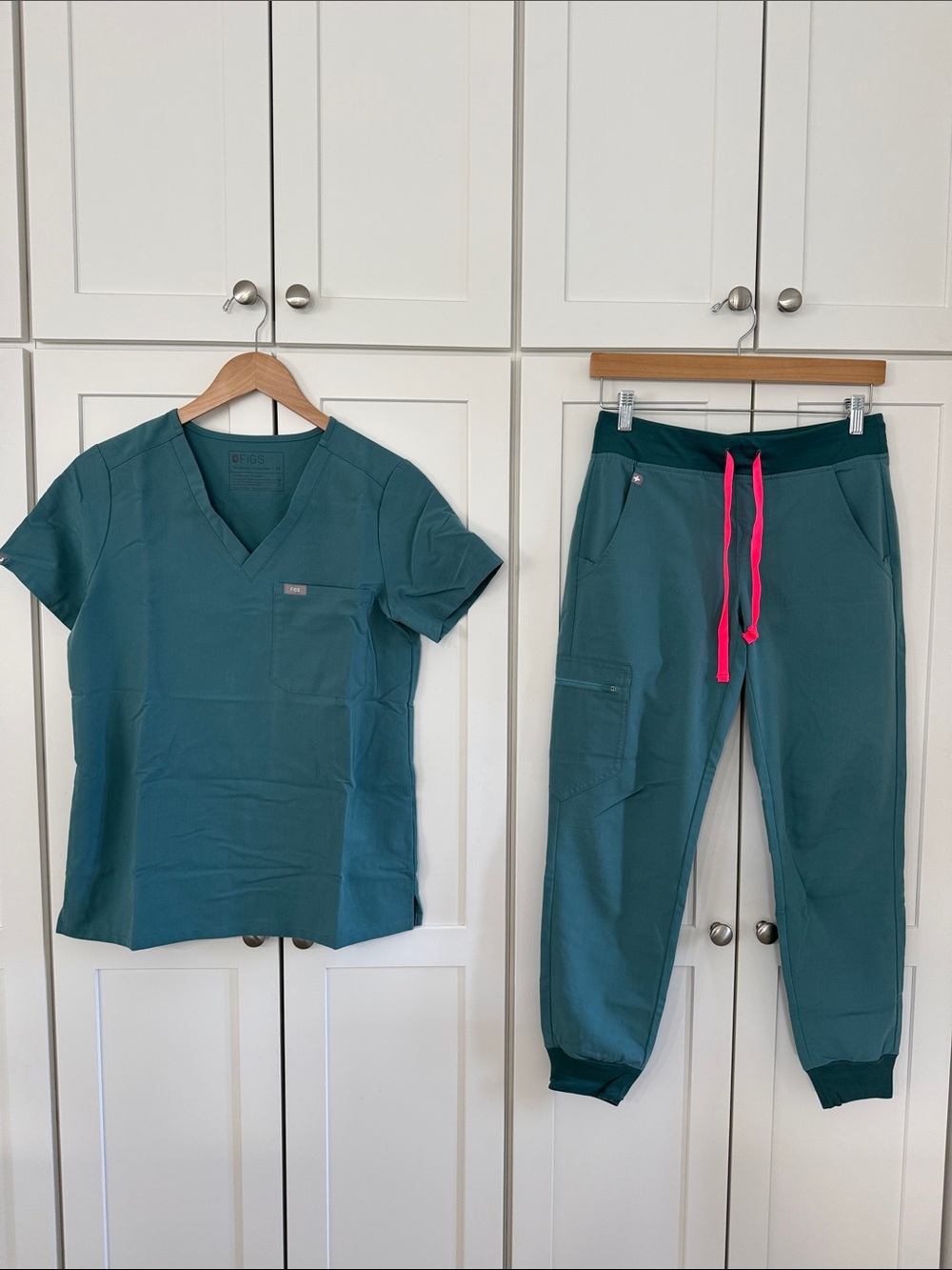 Figs Teal Women’s Scrub Top and Jogger Set with Pink Drawstring